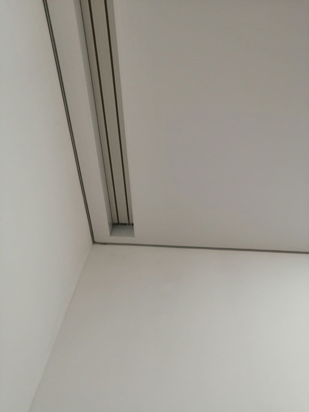 Монтаж скрытого карниза для штор в натяжном потолке